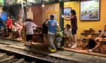 Thót tim nhìn lại cảnh khách nhốn nháo bỏ chạy ở phố cà phê đường tàu