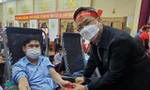 Phó Giáo sư Tiến sỹ Nguyễn Hà Thanh, Phó Viện trưởng Viện Huyết học và truyền máu Trung ương động viện các tình nguyện viên hiến máu tại Hiệp Hòa, Bắc Giang