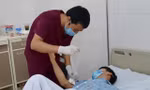 Bác sĩ Bệnh viện Bệnh Nhiệt đới TƯ thăm khám cho bệnh nhân