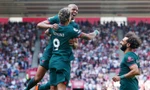Liverpool rượt đuổi tỷ số điên rồ với đội bét bảng