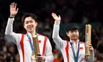 Tay vợt Trung Quốc số 1 thế giới mất 'vũ khí' lãng xẹt khi ăn mừng HCV Olympic Paris 