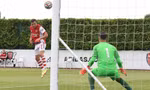Arsenal bị 'ném đá' khi đá thật thua tan tác, đá đùa thắng tưng bừng