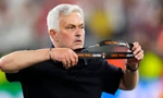 Mourinho ném huy chương, mỉa mai trọng tài sau thất bại