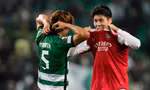 Arsenal hút chết nhờ bàn đá phản của tuyển thủ Nhật Bản