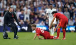 Đồng đội khóc vì chấn thương của sao trẻ Liverpool