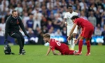 Đồng đội khóc vì chấn thương của sao trẻ Liverpool