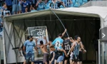 CĐV Gremio xông vào đường hầm đập phá sau trận thua và đối diện nguy cơ rớt hạng của đội chủ nhà