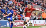 Klok từng cùng Oldham đối đầu Manchester United