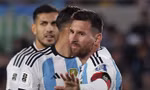 Tranh cãi việc Messi bị cựu cầu thủ Barca 'phun mưa' vào lưng 