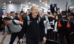 HLV Klinsmann bị NHM Hàn Quốc 'quây', ném vật thể lạ ở sân bay