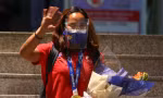 Hidilyn Diaz trong ngày trở về Philippines