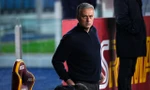 Dùng cử chỉ xúc phạm trọng tài, Mourinho lại bị đuổi