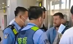 Messi bị giữ lại 2 tiếng tại sân bay Trung Quốc