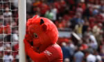 CĐV Man United tính biến Old Trafford thành sân nhà của... Liverpool