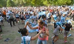 Hàng triệu người dân Argentina 'đi bão' xuyên đêm vì niềm vui kép