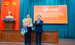 Ông Dương Văn Trang - Bí thư Tỉnh ủy Kon Tum trao quyết định và tặng hoa chúc mừng cho tân Phó Bí thư Tỉnh ủy