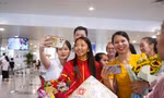 Người hâm mộ đón, giao lưu với cầu thủ Huỳnh Như, đội trưởng đội tuyển bóng đá nữ Việt Nam tại Sân bay Nội Bài.