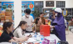 Người dân đội mưa đến Nhà văn hóa Khu dân cư số 8 (phường Khương Đình, quận Thanh Xuân, Hà Nội) ủng hộ, hỗ trợ các nạn nhân và người nhà của họ trong vụ cháy chung cư mini phố Khương Hạ.