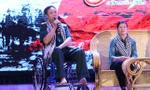 Vợ chồng thương binh Phạm Hồng Tư và Nguyễn Thị Thanh Phương, Trung tâm Điều dưỡng thương binh Thuận Thành (tỉnh Bắc Ninh) chia sẻ câu chuyện tình yêu tại chương trình “Ánh lửa từ trái tim” (tối 23/9), tổ chức tại Đại học Kinh tế quốc dân (Hà Nội).