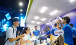 Các bạn trẻ hào hứng tham gia trải nghiệm tại đêm khai mạc Sóng Festival 2023 - Ngày Thẻ Việt Nam (6/10) tại SVĐ Sư phạm - Hà Nội.