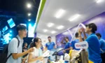 Các bạn trẻ hào hứng tham gia trải nghiệm tại đêm khai mạc Sóng Festival 2023 - Ngày Thẻ Việt Nam (6/10) tại SVĐ Sư phạm - Hà Nội.