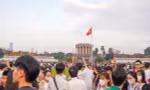 Người dân tham dự lễ chào cờ sáng 2/9 tại Quảng trường Ba Đình (Hà Nội)