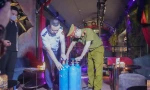 Công an quận Hoàn Kiếm (Hà Nội) và Đội Quản lý thị trường số 2 (Cục Quản lý thị trường TP Hà Nội) kiểm tra quán bar Hybra Ultra Lounge.