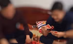 Hình ảnh nhóm người đánh bạc tại trụ sở Đội giao thông Thanh Oai. Ảnh cắt từ clip.