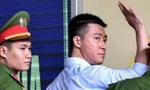 Hình ảnh Phan Sào Nam tại toà án.