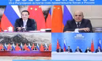 Thủ tướng Trung Quốc Lý Khắc Cường và người đồng cấp Nga Mikhail Mishustin trong hội nghị trực tuyến ngày 4/12 ảnh: Xinhua 