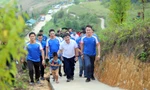 Các đại biểu, đoàn viên thanh niên sải “Những bước chân vì cộng đồng” trên đường biên giới Thàng Tín