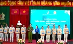 Đại tá Nguyễn Văn Tuấn và đại diện Trung ương Hội Liên hiệp thanh niên Việt Nam tặng quà các phạm nhân.
