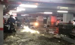 Mưa xối xả, nước cuốn như thác, hầm chung cư ở Hạ Long 'chết chìm'