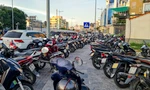 Chiếm dụng vỉa hè làm bãi gửi xe ở Hòn Gai