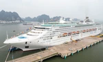 Tàu Hòa Bình lần đầu đưa 1.700 khách Nhật tới Hạ Long