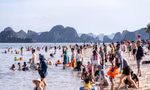 Người dân Hạ Long đưa trẻ nhỏ ra biển tránh nóng