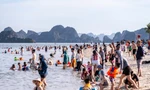 Người dân Hạ Long đưa trẻ nhỏ ra biển tránh nóng