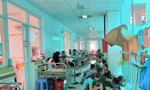 Bệnh nhân tay chân miệng tăng đột biến, chật kín hành lang 