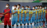 Các cầu thủ Sanvinest Khánh Hòa đeo khẩu trang thi đấu vì lo ngại dịch COVID-19