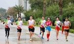 Chị Nguyệt Hằng (áo đỏ)- nhất cự ly half marathon 21km nhóm tuổi trên 45 tại Tiền Phong Marathon 2021