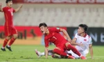 Thanh Bình (áo trắng) không tham dự trận gặp Oman.