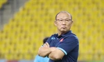 HLV Park Hang-seo trầm ngâm trong buổi tập làm quen sân của đội tuyển Việt Nam