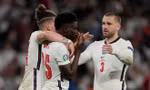 Saka bật khóc khi đá hỏng luân lưu và được Kalvin Phillips, Luke Shaw đến an ủi.