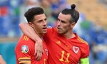 Gareth Bale an ủi Ampadu khi anh nhận thẻ đỏ