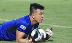 Vì dịch COVID-19, thủ môn HAGL không thể về quê chịu tang cha 