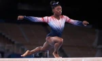 Simone Biles thi đấu nội dung cầu thăng bằng