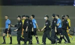 Lực lượng cảnh sát cơ động địa phương phải áp tải tổ trọng tài rời sân