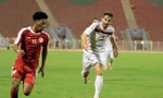 Jameel Al-Yahmadi (trái), cầu thủ nguy hiểm nhất của Oman, lập công trong trận thắng Nepal