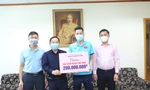 Nhà báo Lê Xuân Sơn - Tổng Biên tập báo Tiền Phong- Giám đốc Quỹ hỗ trợ Tài năng trẻ Việt Nam trao tặng 200 triệu đồng cho ĐT futsal Việt Nam. 