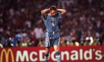 HLV Gareth Southgate sút hỏng quả luân lưu cuối cùng khiến Anh thất bại trước Đức ở bán kết EURO 1996.